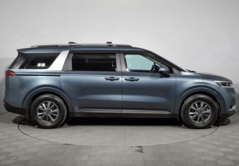 Подержанный автомобиль Kia Carnival 2021 года (4 фото)