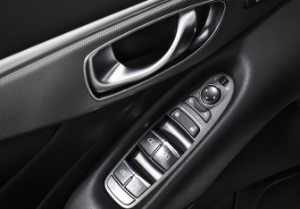 Подержанный автомобиль Infiniti Q50 2015 года (10 фото)