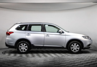 Подержанный автомобиль Mitsubishi Outlander 2017 года (4 фото)