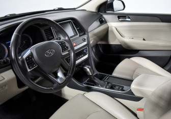 Подержанный автомобиль Hyundai Sonata 2018 года (9 фото)