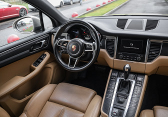 Подержанный автомобиль Porsche Macan 2017 года (12 фото)