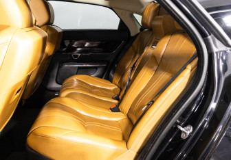 Подержанный автомобиль Jaguar XJ 2016 года (49 фото)