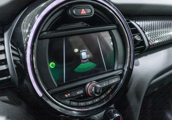 Подержанный автомобиль MINI Hatch 2019 года (18 фото)