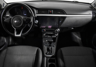 Подержанный автомобиль Kia Rio Sedan 2017 года (14 фото)