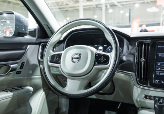 Подержанный автомобиль Volvo V90 Cross Country 2019 года (31 фото)
