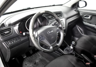 Подержанный автомобиль Kia Rio Sedan 2017 года (9 фото)