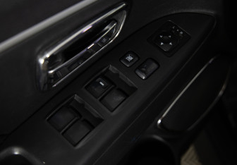Подержанный автомобиль Mitsubishi ASX 2012 года (16 фото)