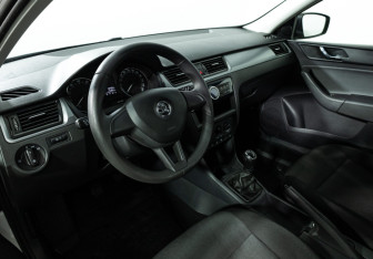 Подержанный автомобиль Skoda Rapid Liftback 2017 года (11 фото)