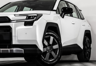 Подержанный автомобиль Toyota RAV4 2026 года (2 фото)