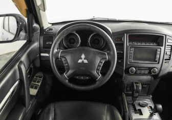 Подержанный автомобиль Mitsubishi Pajero 2011 года (11 фото)