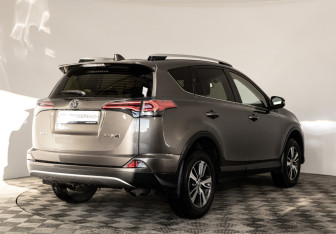Подержанный автомобиль Toyota RAV4 2017 года (5 фото)