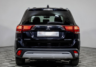 Подержанный автомобиль Mitsubishi Outlander 2019 года (6 фото)