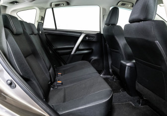 Подержанный автомобиль Toyota RAV4 2018 года (19 фото)