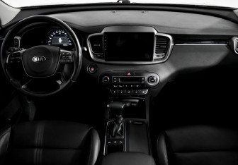 Подержанный автомобиль Kia Sorento 2018 года (14 фото)
