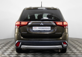 Подержанный автомобиль Mitsubishi Outlander 2016 года (6 фото)