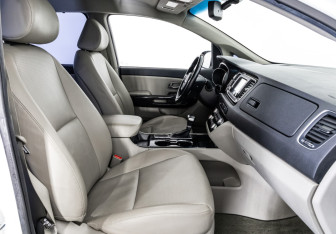 Подержанный автомобиль Kia Carnival 2019 года (20 фото)