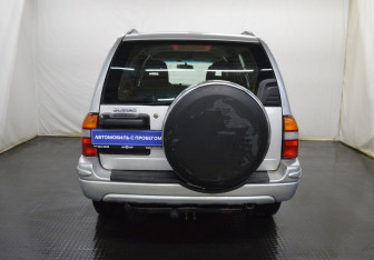 Подержанный автомобиль Suzuki Grand Vitara 2002 года (6 фото)