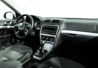 Подержанный автомобиль Skoda Octavia Liftback 2011 года (9 фото)
