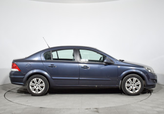Подержанный автомобиль Opel Astra Sedan 2010 года (4 фото)