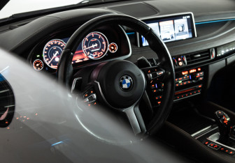 Подержанный автомобиль BMW X5 2017 года (28 фото)