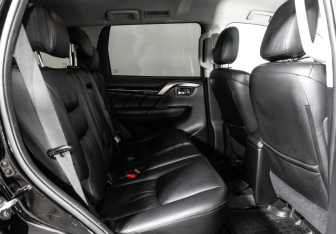 Подержанный автомобиль Mitsubishi Pajero Sport 2017 года (19 фото)