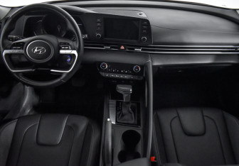 Подержанный автомобиль Hyundai Elantra Sedan 2022 года (14 фото)