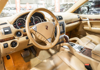 Подержанный автомобиль Porsche Cayenne 2007 года (16 фото)