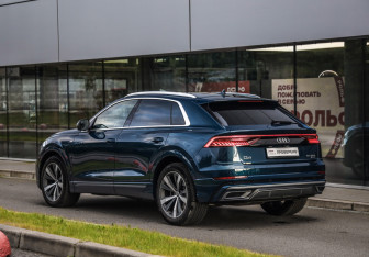 Подержанный автомобиль Audi Q8 2018 года (8 фото)
