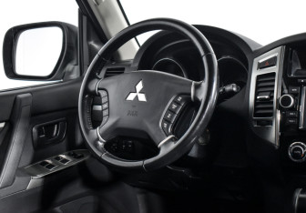 Подержанный автомобиль Mitsubishi Pajero 2014 года (14 фото)