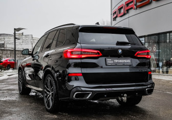 Подержанный автомобиль BMW X5 2019 года (9 фото)