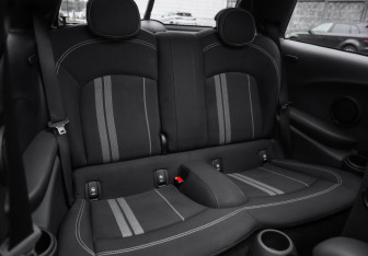 Подержанный автомобиль MINI Hatch 2016 года (26 фото)
