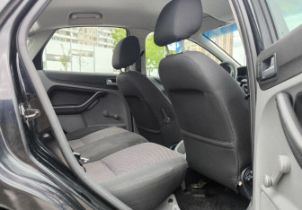 Подержанный автомобиль Ford Focus Sedan 2010 года (11 фото)