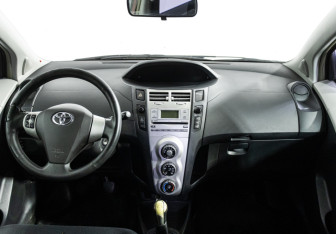 Подержанный автомобиль Toyota Yaris Hatchback 2006 года (13 фото)