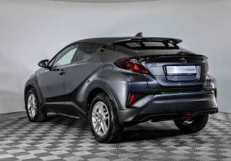 Подержанный автомобиль Toyota C-HR 2021 года (7 фото)