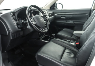 Подержанный автомобиль Mitsubishi Outlander 2017 года (13 фото)