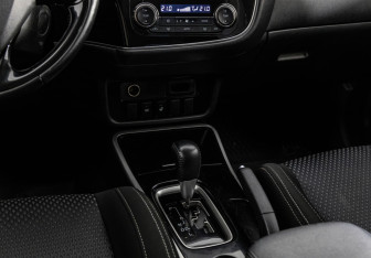 Подержанный автомобиль Mitsubishi Outlander 2018 года (12 фото)