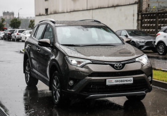 Подержанный автомобиль Toyota RAV4 2017 года (5 фото)