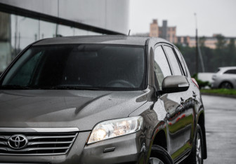 Подержанный автомобиль Toyota RAV4 2010 года (2 фото)