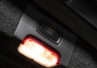 Подержанный автомобиль Porsche Cayenne 2015 года (26 фото)