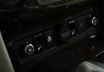 Подержанный автомобиль Infiniti QX80 2014 года (25 фото)