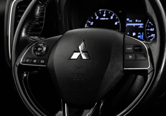 Подержанный автомобиль Mitsubishi Outlander 2019 года (12 фото)