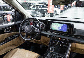 Подержанный автомобиль Kia Carnival 2021 года (20 фото)