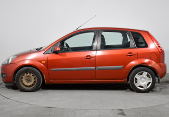 Подержанный автомобиль Ford Fiesta Hatchback 2007 года (8 фото)