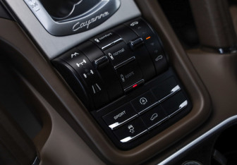 Подержанный автомобиль Porsche Cayenne 2010 года (18 фото)