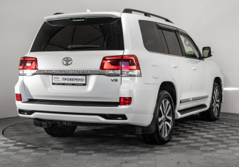 Подержанный автомобиль Toyota Land Cruiser Suv 2016 года (5 фото)