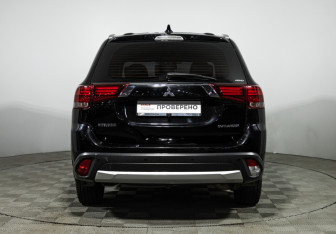 Подержанный автомобиль Mitsubishi Outlander 2017 года (6 фото)