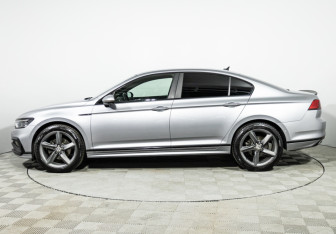 Подержанный автомобиль Volkswagen Passat Sedan 2021 года (8 фото)