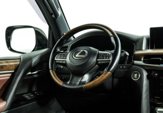 Подержанный автомобиль Lexus LX 2018 года (31 фото)