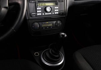 Подержанный автомобиль Ford Fiesta Hatchback 2007 года (11 фото)