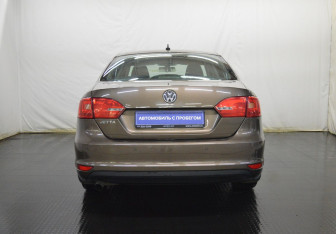 Подержанный автомобиль Volkswagen Jetta Sedan 2012 года (6 фото)